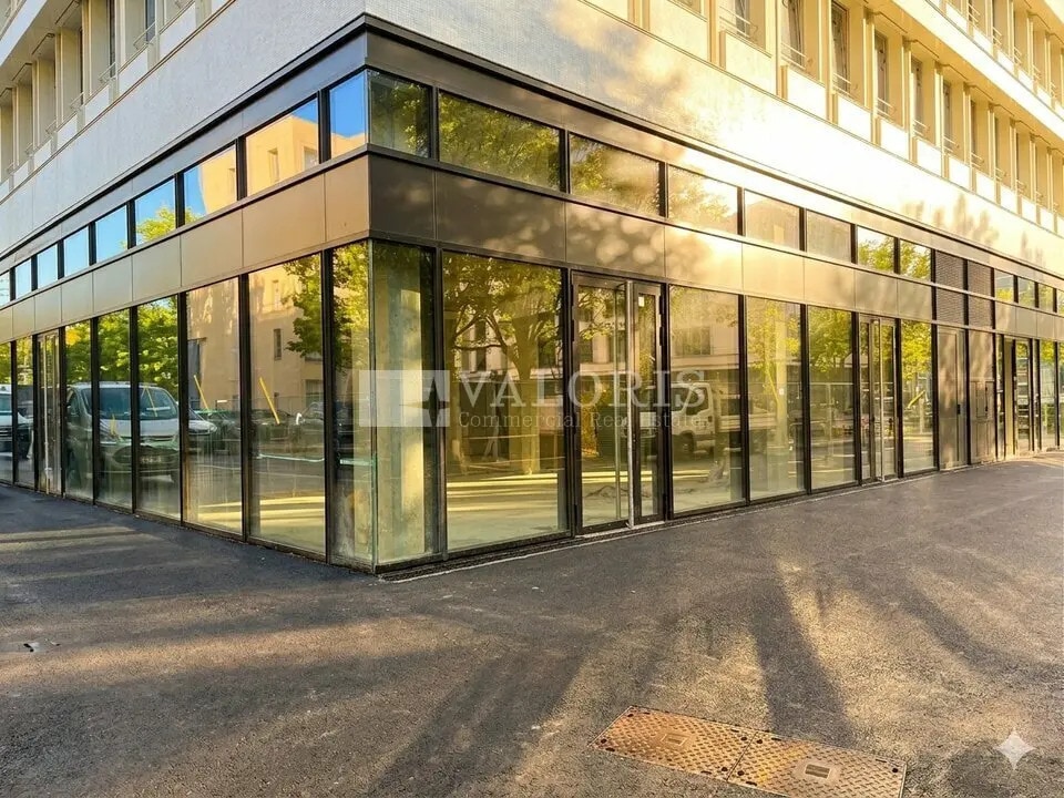 Retail in Lyon for lease Building Photo- Image 1 of 9