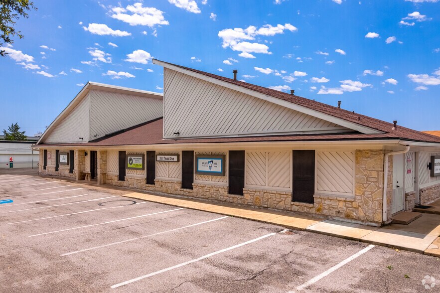 2651 Texas Dr, Irving, TX à louer - Photo du bâtiment - Image 3 de 12