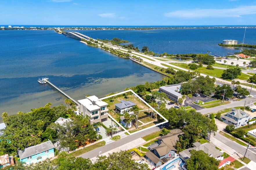 1811 Riverview Dr, Melbourne, FL à vendre - Photo du bâtiment - Image 2 de 42