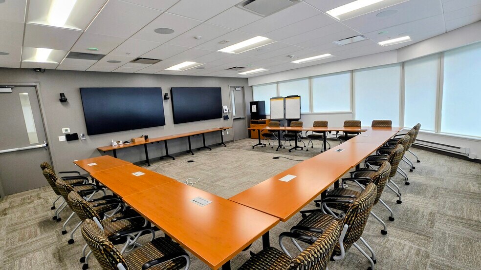 355 Business Center Dr, Horsham Township, PA à vendre - Photo du bâtiment - Image 2 de 12