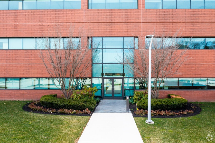 555 E Lancaster Ave, Radnor, PA for lease - Building Photo - Image 2 of 5