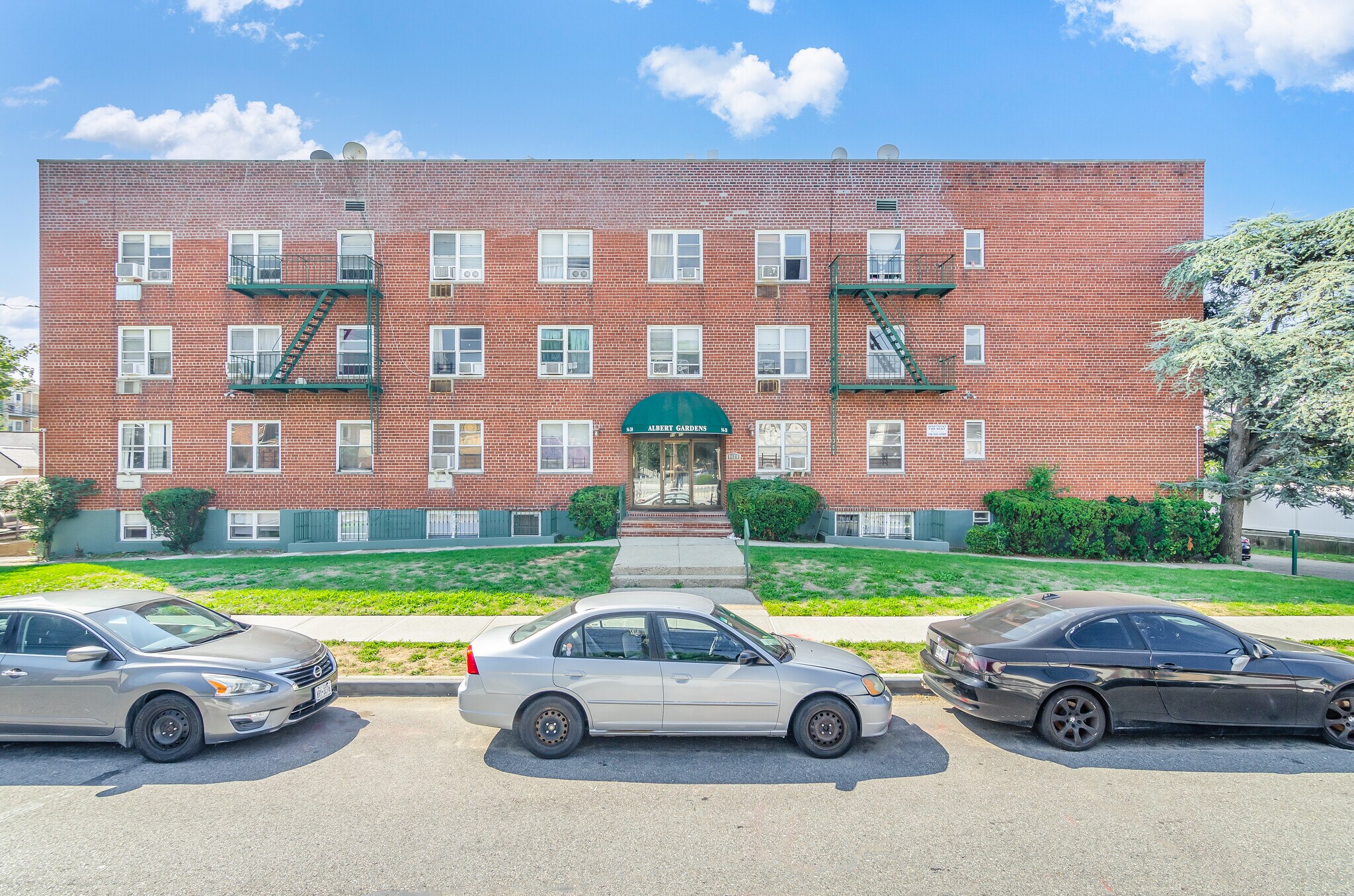 9420 Albert Rd, Ozone Park, NY à vendre Photo du bâtiment- Image 1 de 9