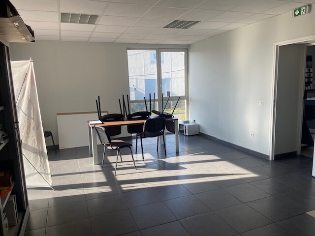 Flex in Saint-Priest for lease - Interior Photo - Image 3 of 10