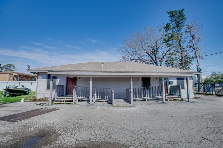 9107 Irvington Blvd, Houston, TX for lease - Building Photo - Image 2 of 7