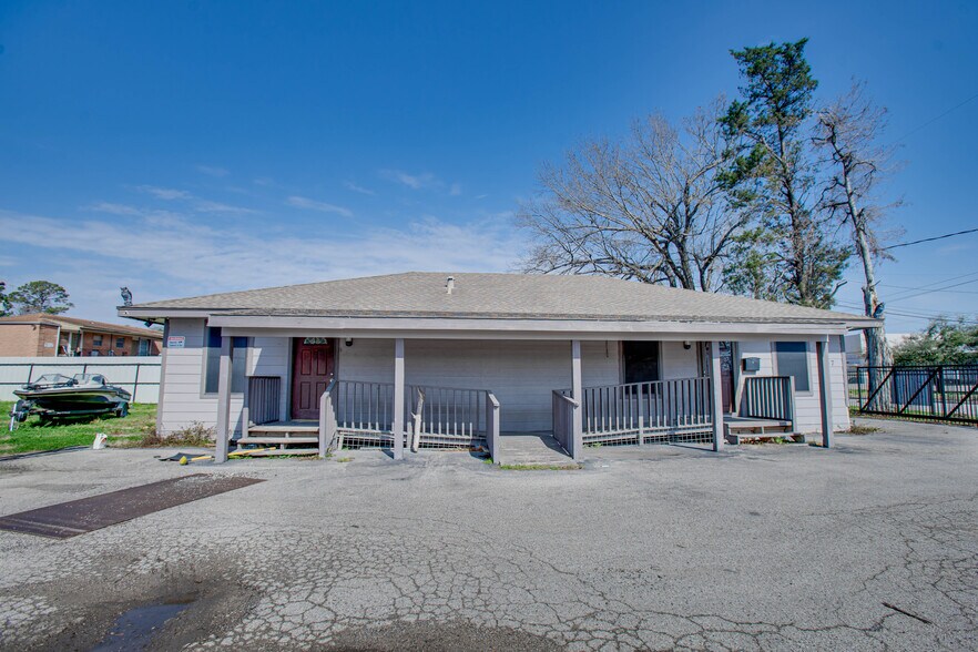 9107 Irvington Blvd, Houston, TX à louer - Photo du bâtiment - Image 2 de 7