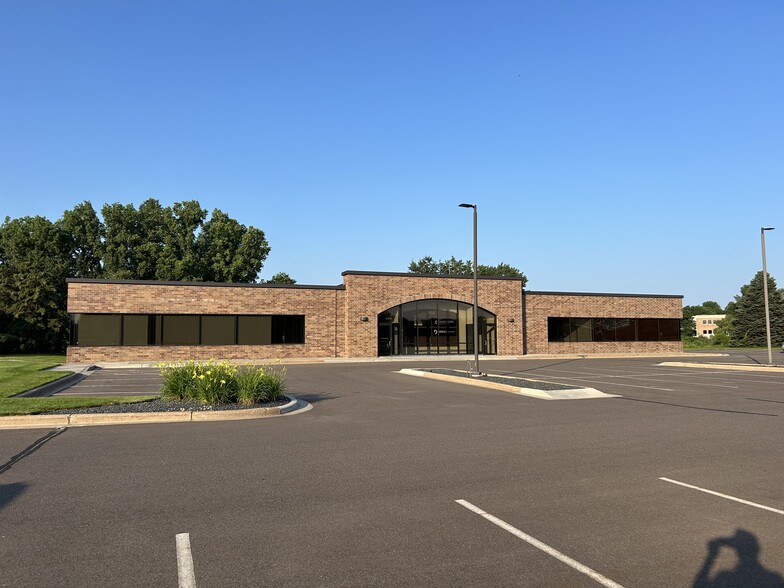 3430 Oakwood Mall Dr, Eau Claire, WI for lease - Building Photo - Image 1 of 3