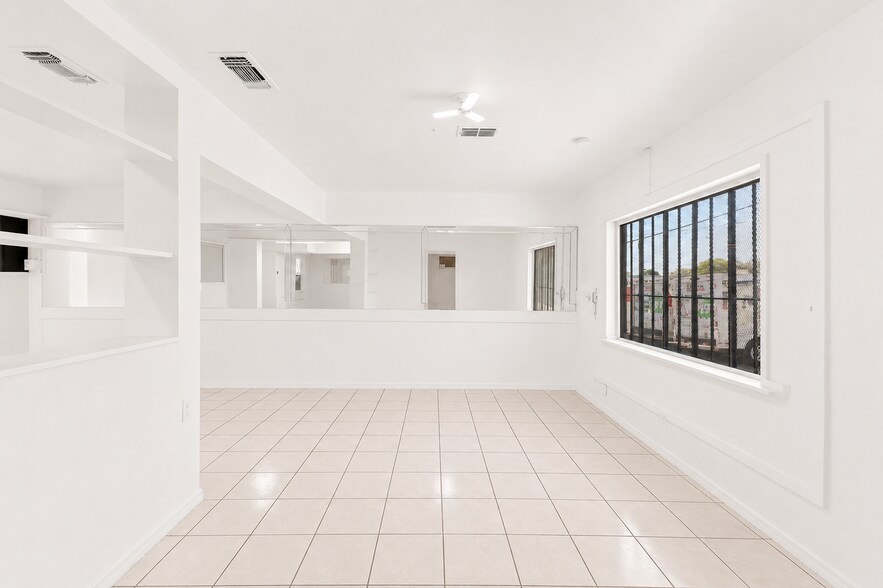4166 Culebra Rd, San Antonio, TX à vendre - Photo du bâtiment - Image 3 de 9