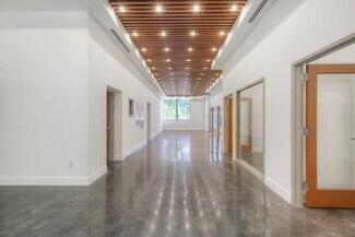 Plus de détails pour 5325 Topanga Canyon Blvd, Woodland Hills, CA - Bureau/Commerce de détail à louer