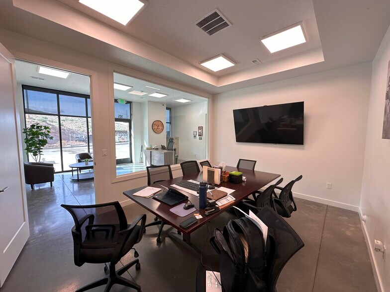 5508 240 N, Hurricane, UT à louer - Photo du bâtiment - Image 3 de 6