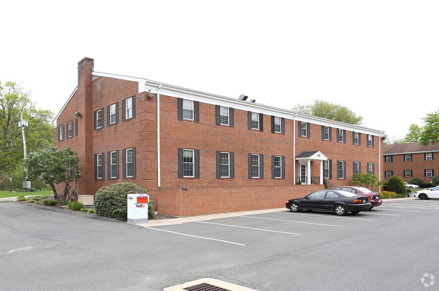 705 Bloomfield Ave, Bloomfield, CT à vendre - Photo du bâtiment - Image 2 de 14