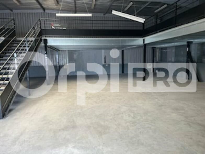 Flex in Saint-Georges-de-Reneins for lease - Interior Photo - Image 1 of 8