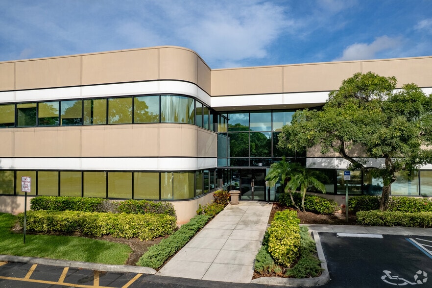 480 Sawgrass Corporate Pky, Sunrise, FL for lease - Building Photo - Image 3 of 7