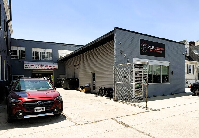 Prestige Auto Body Portfolio portefeuille de 2 propriétés à vendre sur LoopNet.ca - Photo du bâtiment - Image 3 de 12