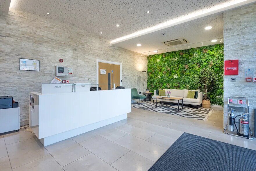 175 Hook Rise S, Surbiton à louer - Photo intérieure - Image 3 de 12