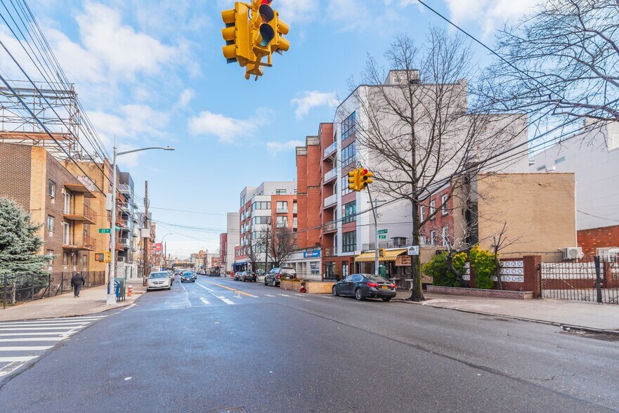 27-04 Astoria Blvd, Astoria, NY à vendre - Photo du bâtiment - Image 3 de 12