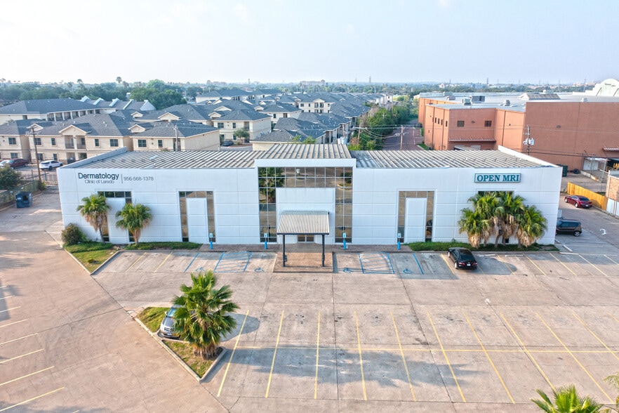 209 W Village Blvd, Laredo, TX à louer - Photo du bâtiment - Image 1 de 7
