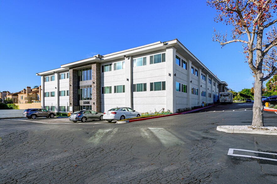 18800 Main St, Huntington Beach, CA à louer - Photo du bâtiment - Image 3 de 17