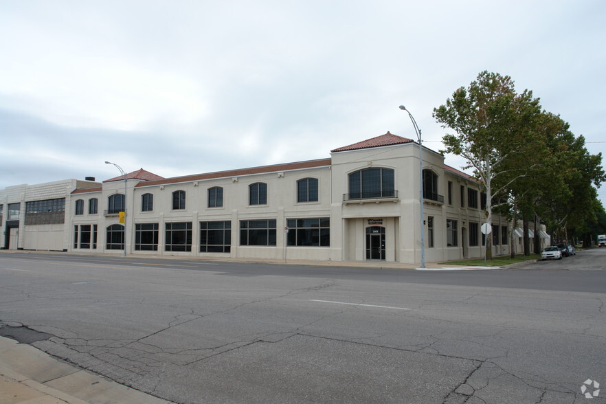 1501 E Douglas, Wichita, KS à louer - Photo principale - Image 1 de 7