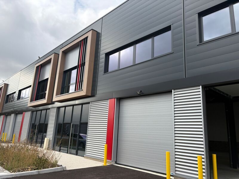 Flex in Saint-Laurent-de-Mure for lease Building Photo- Image 1 of 12