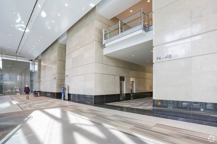 520 3rd Ave SW, Calgary, AB à louer - Hall d’entrée - Image 3 de 19