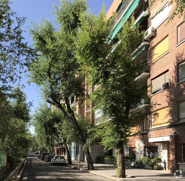 Calle de Manuel Ferrero, 5, Madrid, Madrid for sale - Building Photo - Image 2 of 2