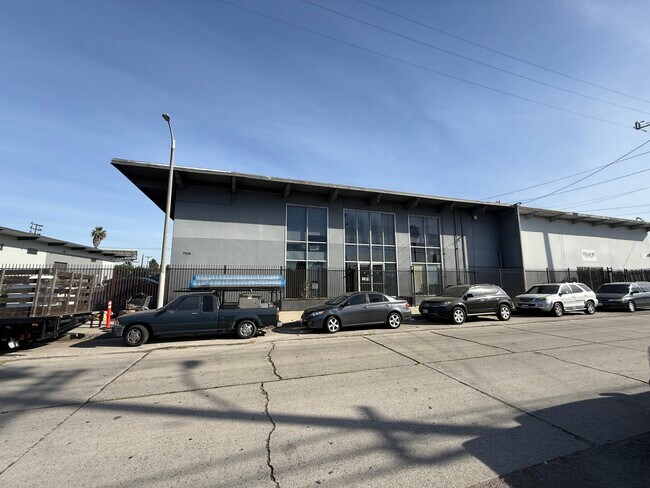 Plus de détails pour 7535 Woodman Pl, Van Nuys, CA - Industriel à louer