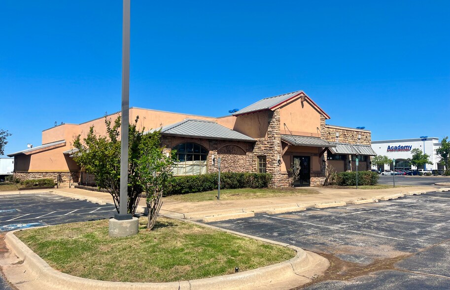 2601 S Broadway Ext, Edmond, OK à louer - Photo du bâtiment - Image 2 de 13