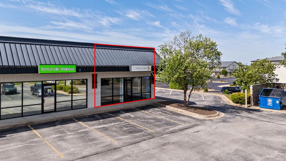 2212 S Walton Blvd, Bentonville, AR à louer - Photo du bâtiment - Image 3 de 7
