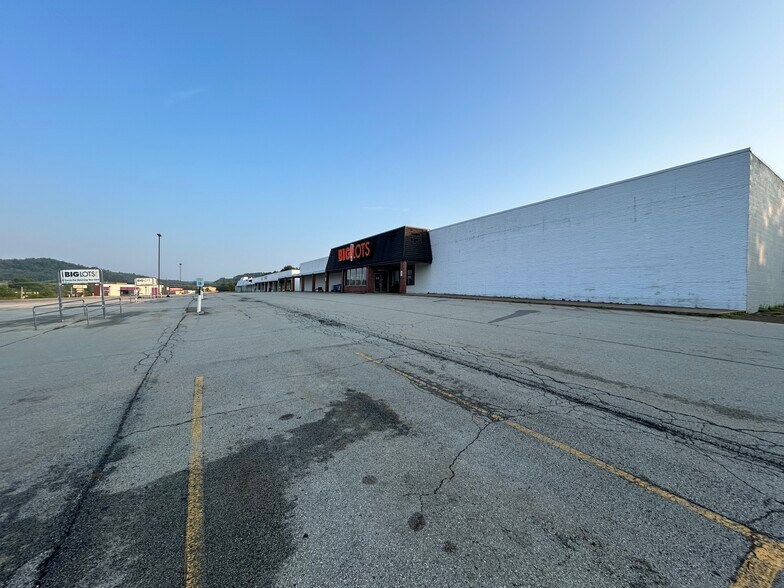 500 Hyde Park Rd, Leechburg, PA à louer - Photo du bâtiment - Image 2 de 2