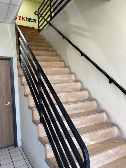 550-555 Riverdale Dr, Glendale, CA for lease - Building Photo - Image 3 of 12