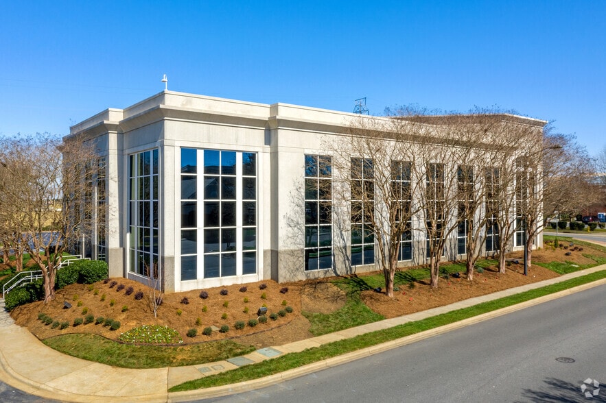 13900 Conlan Cir, Charlotte, NC à louer - Photo du bâtiment - Image 3 de 8