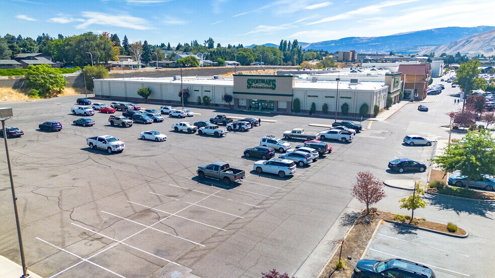 611 Valley Mall Pky, East Wenatchee, WA for sale - Building Photo - Image 3 of 6
