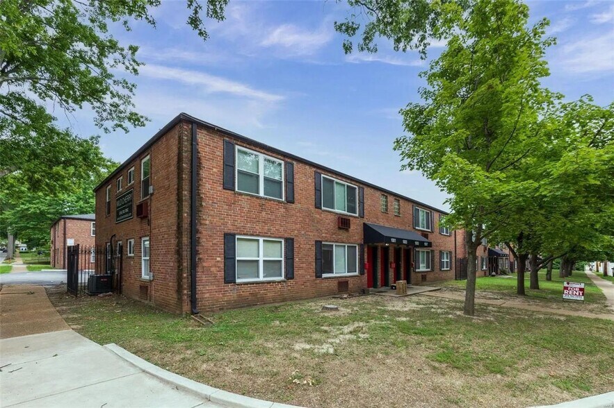 1001-1031 North and South Rd, University City, MO à vendre - Photo du bâtiment - Image 2 de 12