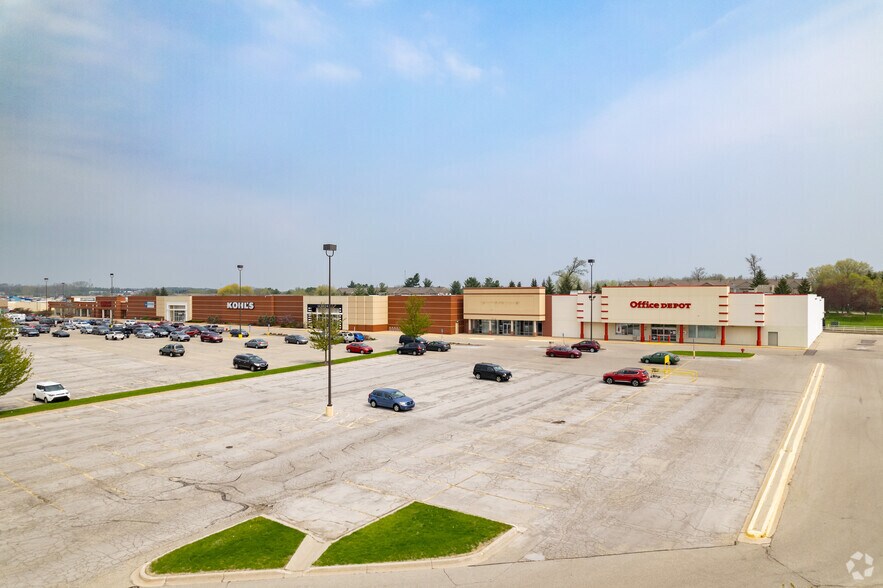 675-785 Center Dr NW, Walker, MI à vendre - Photo du bâtiment - Image 2 de 13