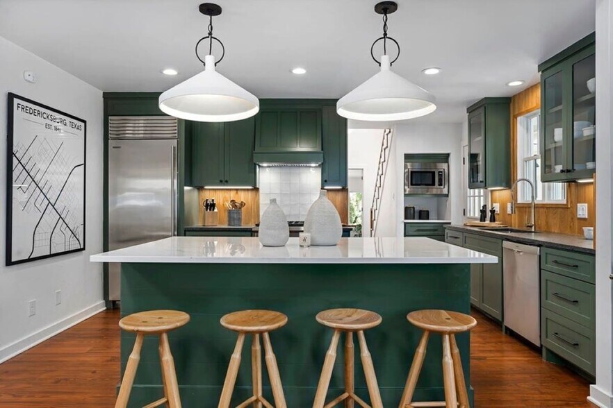 205 E Centre St, Fredericksburg, TX à vendre - Photo du bâtiment - Image 3 de 13