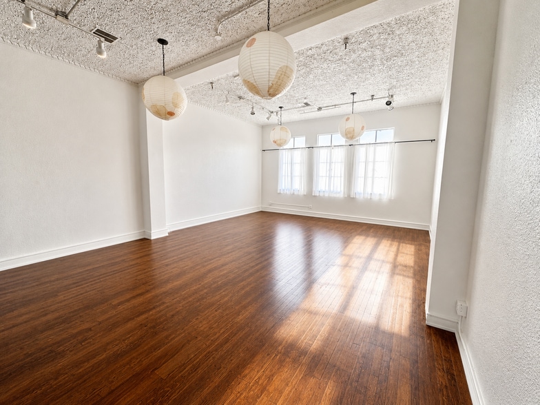 201-215 N Broadway, Santa Ana, CA for lease - Interior Photo - Image 2 of 9