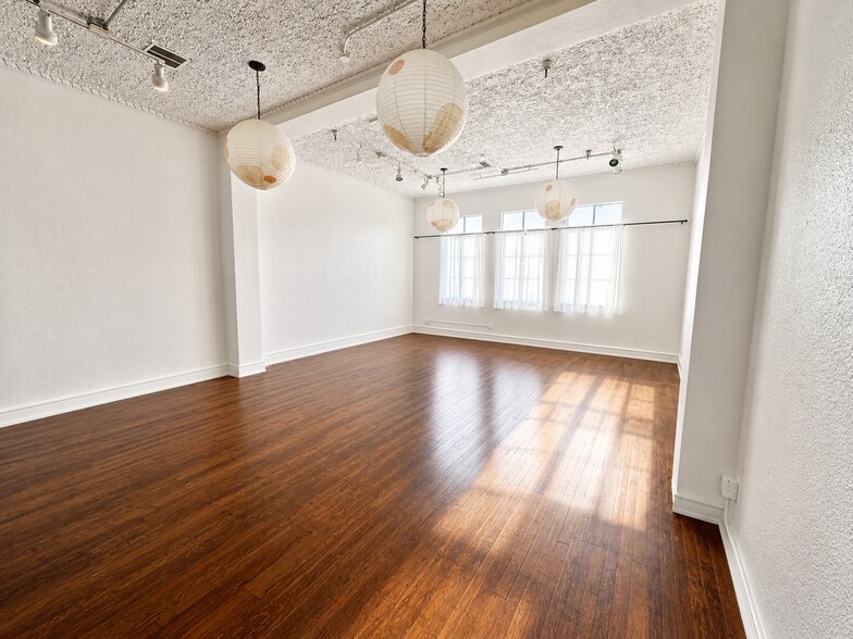201-215 N Broadway, Santa Ana, CA à louer - Photo intérieure - Image 2 de 9