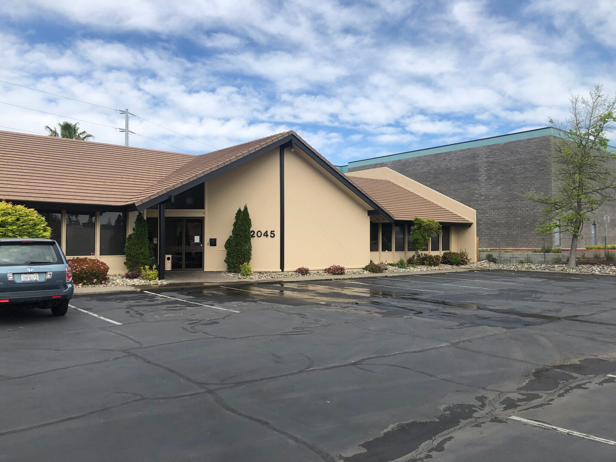2045 Hallmark Dr, Sacramento, CA à louer Photo du bâtiment- Image 1 de 18