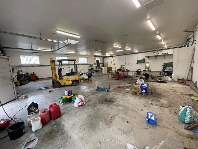 Local d'activités dans Carpentras à vendre - Photo du bâtiment - Image 2 de 4