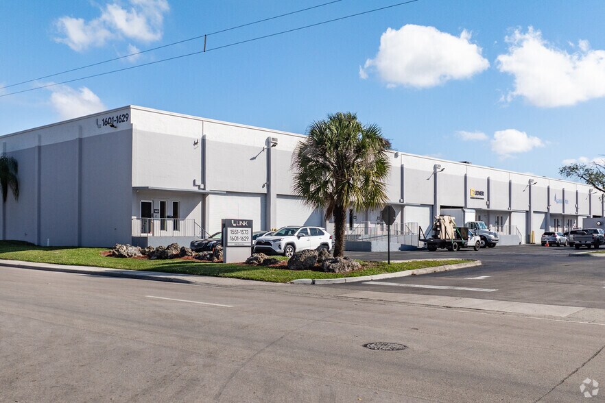 1601-1629 NW 82nd Ave, Doral, FL à louer - Photo du bâtiment - Image 2 de 2