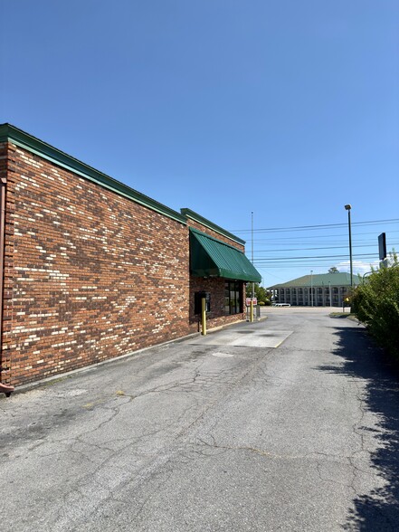 2607 N Roan St, Johnson City, TN for lease - Building Photo - Image 3 of 5