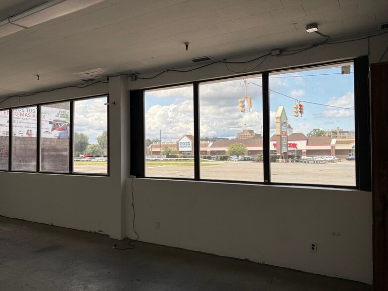 299 Peninsula Blvd, Hempstead, NY for lease - Interior Photo - Image 2 of 7