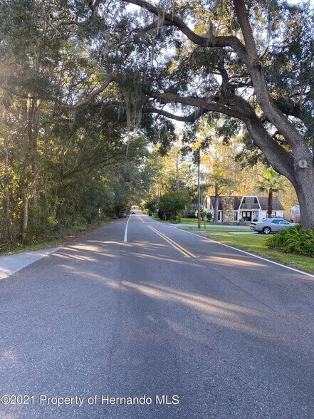 Ponce De Leon Ave, Brooksville, FL à vendre - Photo du bâtiment - Image 3 de 7
