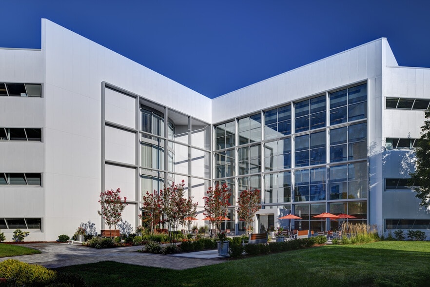 500 College Rd E, Princeton, NJ à louer - Photo du bâtiment - Image 3 de 22