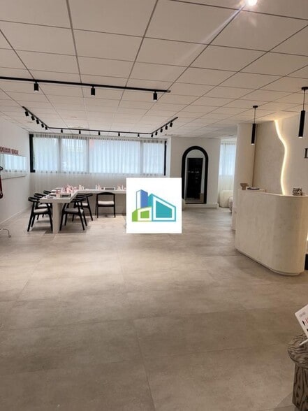 Office in Marseille for lease - Interior Photo - Image 3 of 12