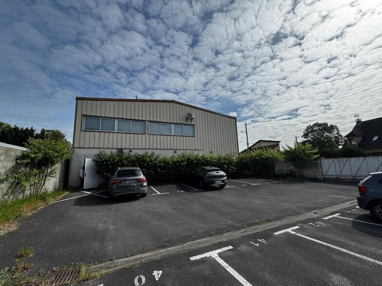 Flex in Éragny for sale - Building Photo - Image 2 of 10