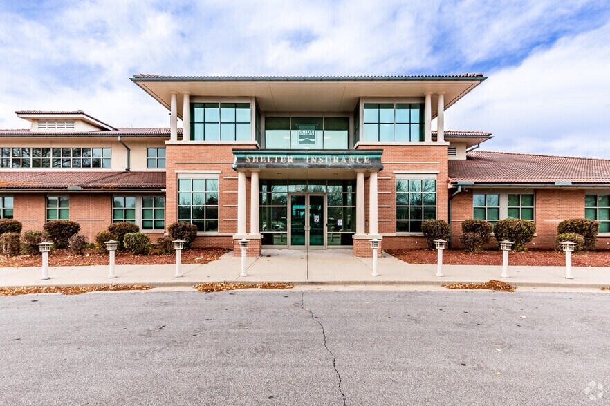 4901 NE Lakewood Way, Lee's Summit, MO à vendre - Photo principale - Image 2 de 5