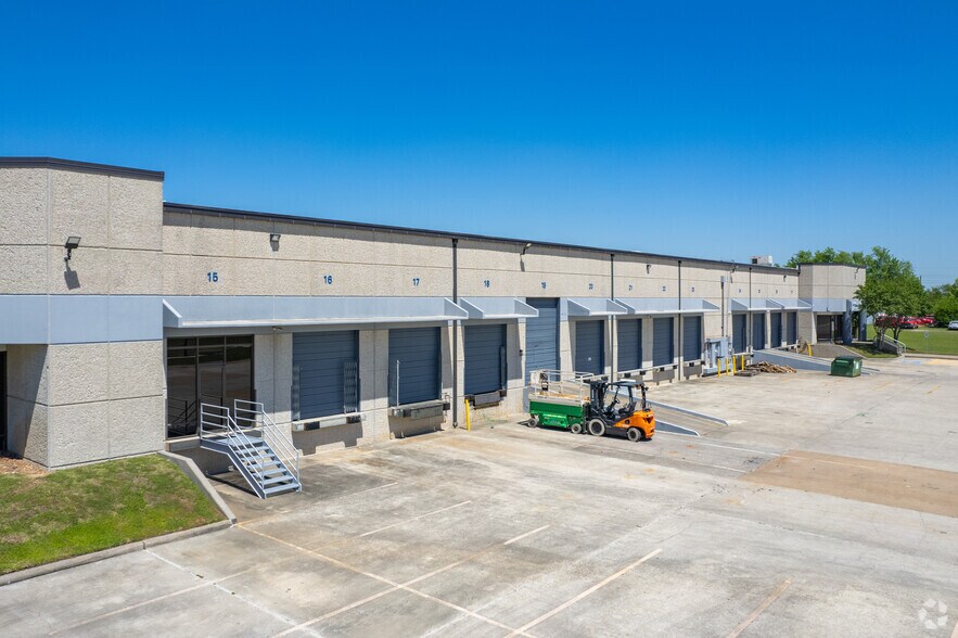 16420 W Hardy Rd, Houston, TX à louer - Photo du bâtiment - Image 3 de 4