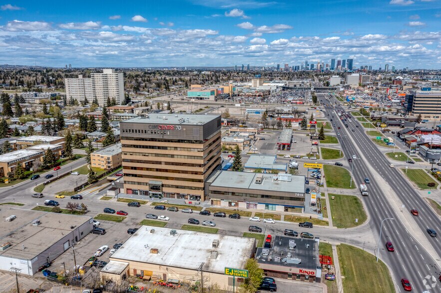 7015 Macleod Trl SW, Calgary, AB à louer - Aérien - Image 2 de 2
