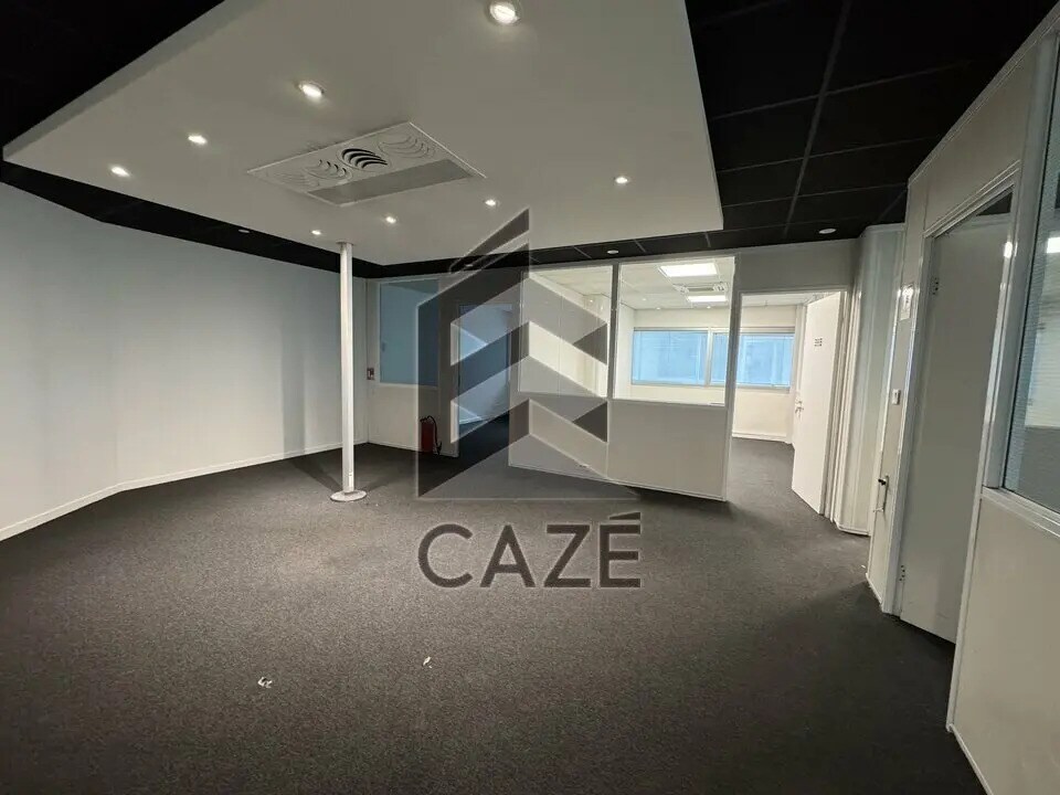 Office in Cenon for lease Interior Photo- Image 1 of 6